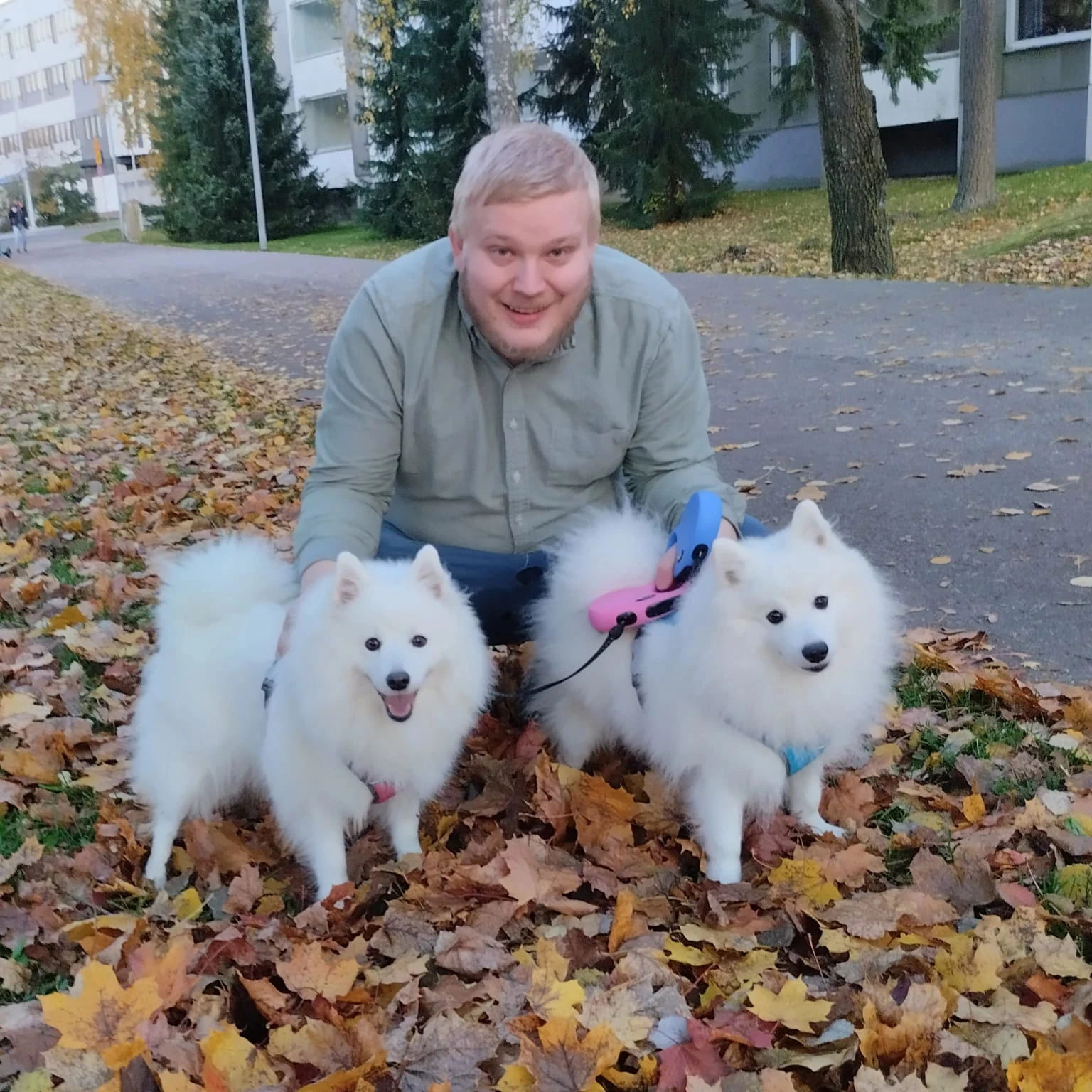 Xandra ja Xavier yhteisellä kävelyllä perheen kanssa.