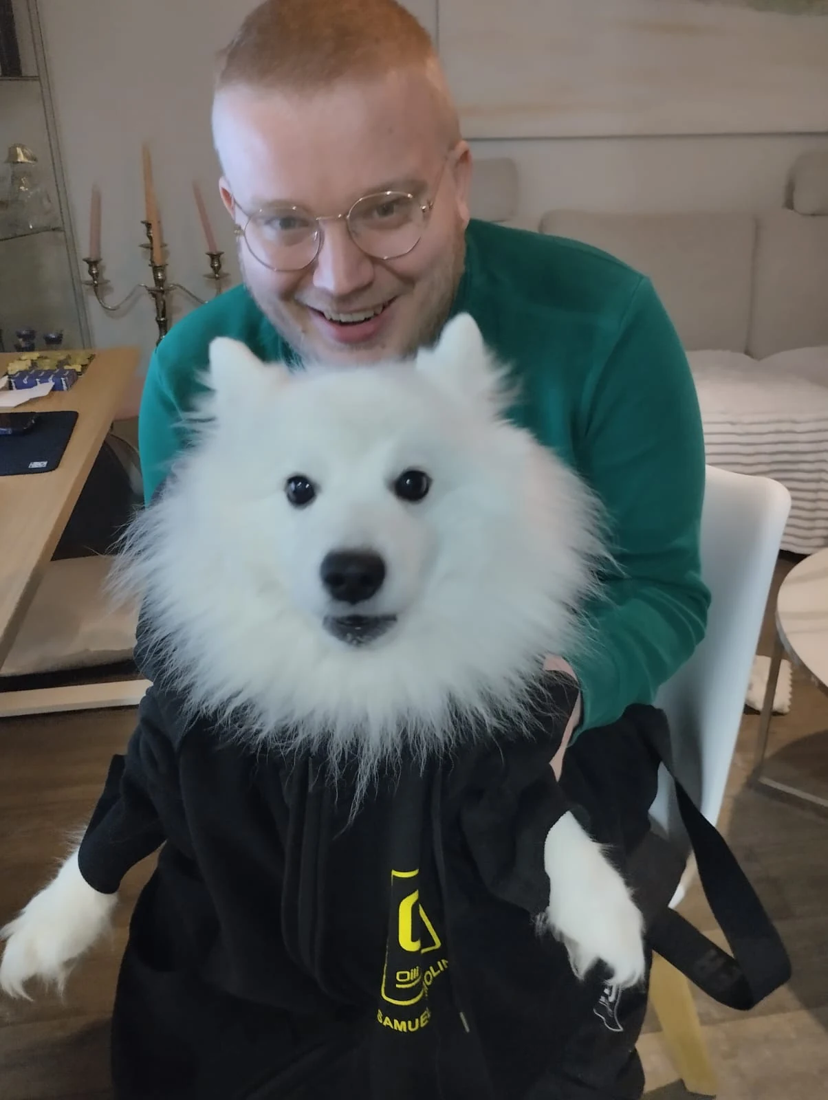 Xavier Samuelin työhupparissa.